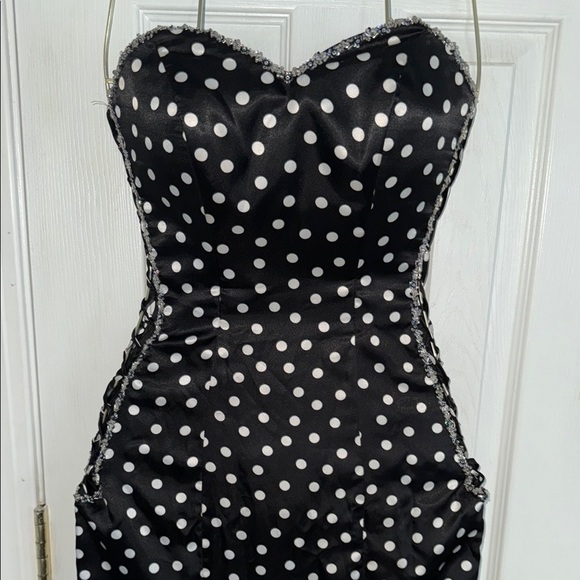 Mori Lee Black and White Sheath Dress Sweetheart Neckline - Picture 2 of 10